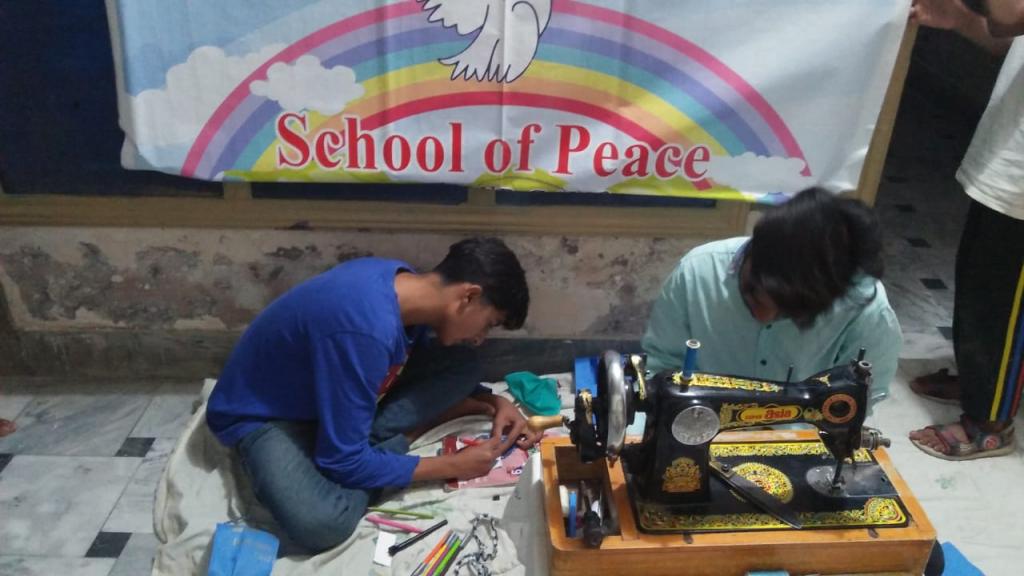 Les mascaretes (autoconfeccionades) de Sant'Egidio i subministraments d'aliments arriben als més pobres del Pakistan